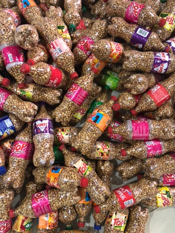 Bouteilles d’arachides avant le désétiquetage